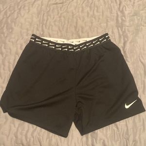 nike shorts black and white size L